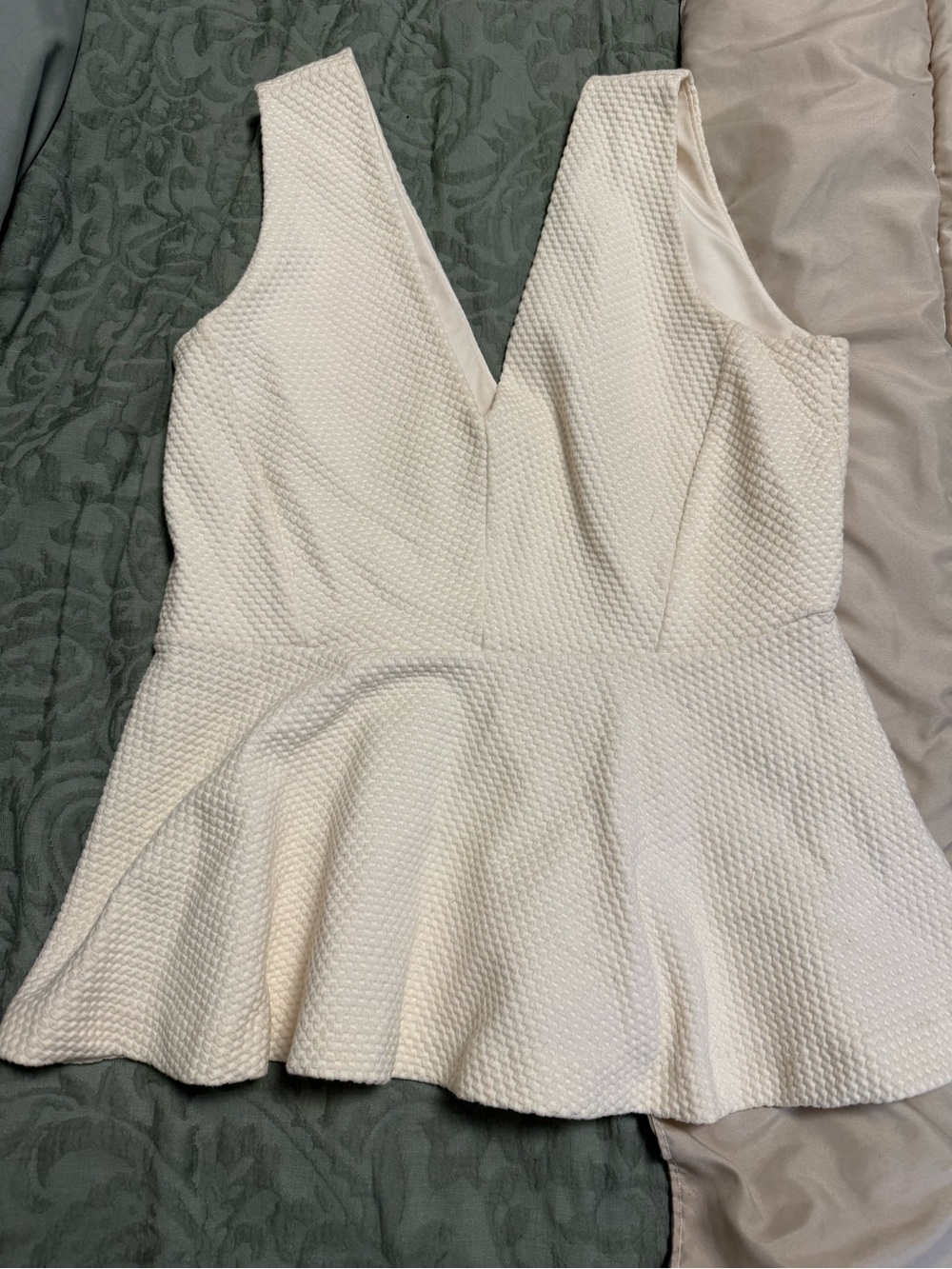 Suzy Shier Ivory Textured Peplum V-Neck Camisole